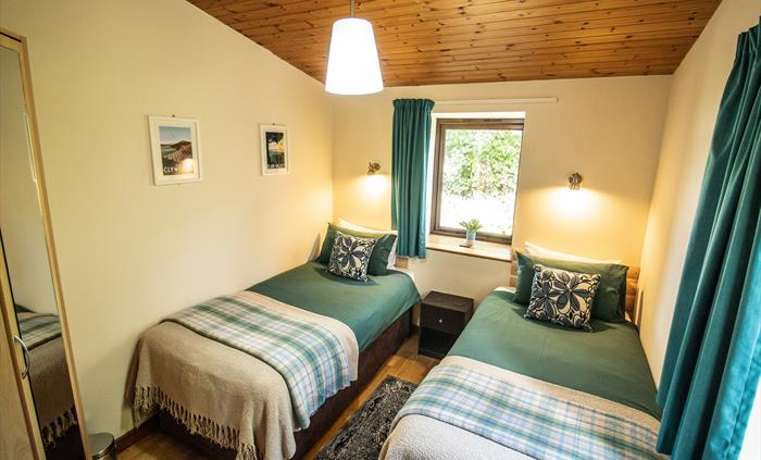 Ash Lodge and Sycamore Lodge twin bedroom.